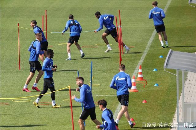 记者：王世龙本轮大概率首发出任右后卫，本赛季替补出场两次